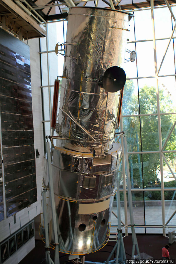 Телескоп Хаббл, использовавшийся для проверок и испытаний. Когда телескопу, летавшему на орбите, понадобился ремонт, технологические операции вначале обкатывали на этом, на Земле. Вашингтон, CША