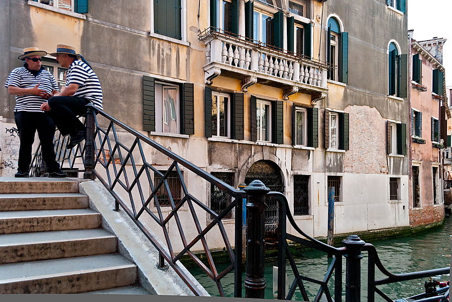 Хотя у всех свое представление о прекрасном. Так некая Елена Батурина в интервью «Ведомостям» отмечала: «Я, честно говоря, с ужасом гляжу на Венецию, на эти жуткие облупившиеся дома — страшное зрелище на самом деле». Интересно, что бы стало с Венецией, будь у нее влияние на местного мэра.