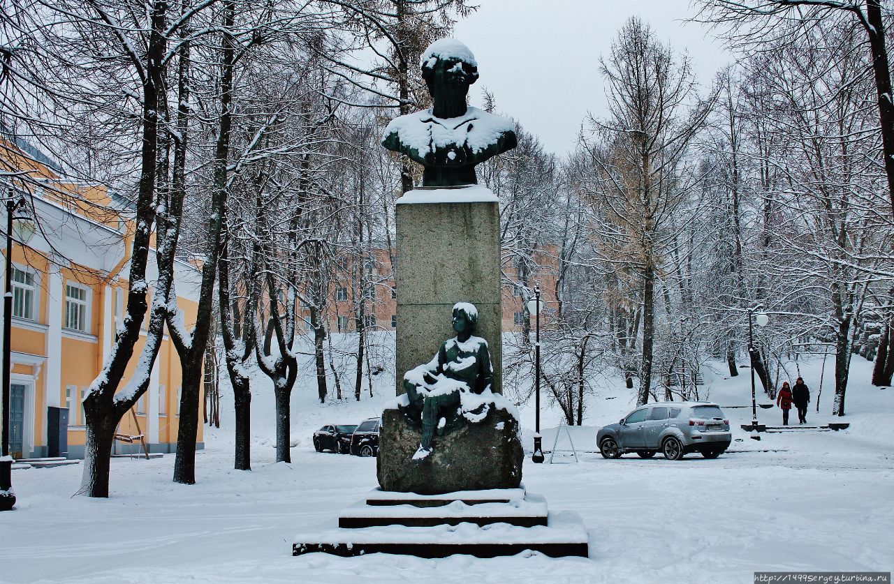 Памятник Ломоносову в городе Ломоносове Ломоносов, Россия