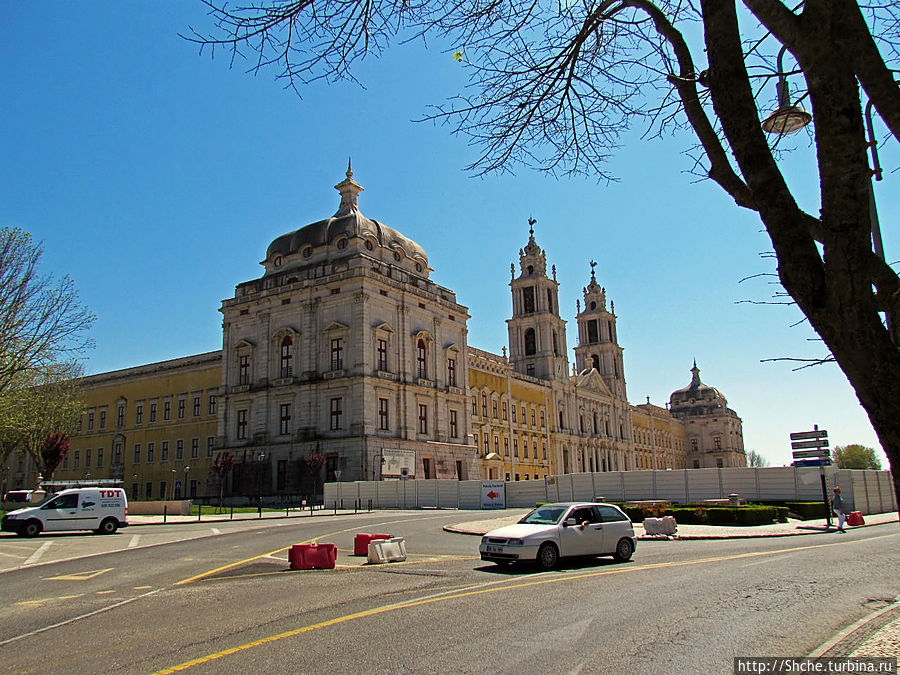 Главный фасад дворца длинной 220 метров