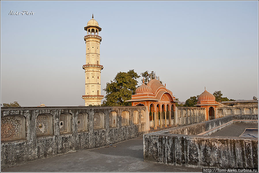 В общем, этот вечер для нас завершился на крыше кришнаитского храма...
*