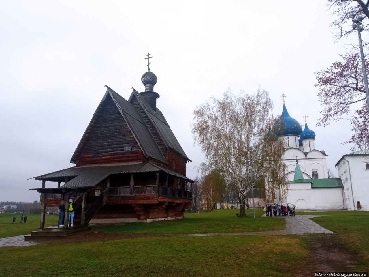 суздаль под дождем. черноголов художник акварелист суздаль. суздаль пасмурно. суздаль дождь. дождливый август в суздале.