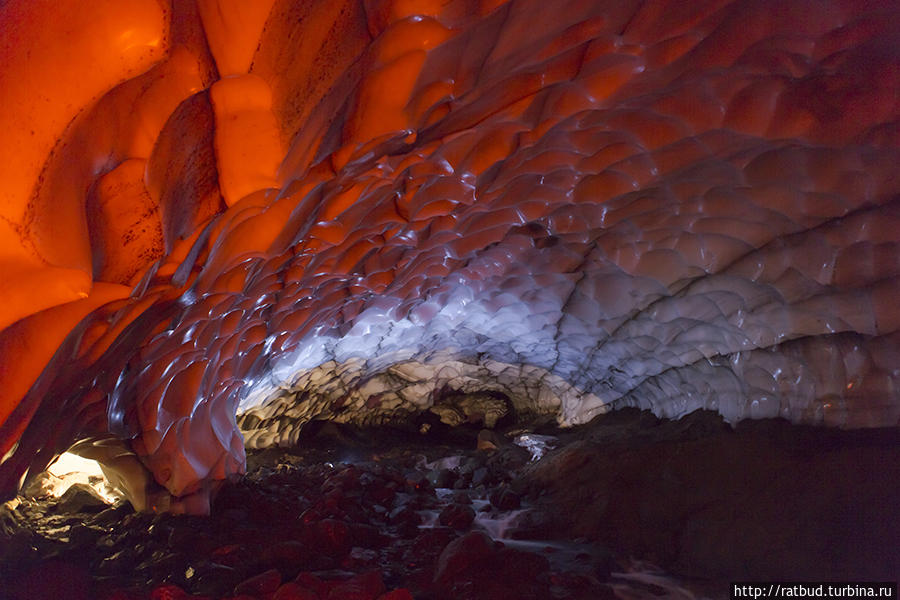 Снежные пещеры Камчатки Мутновский вулкан и окрестности (2323м), Россия
