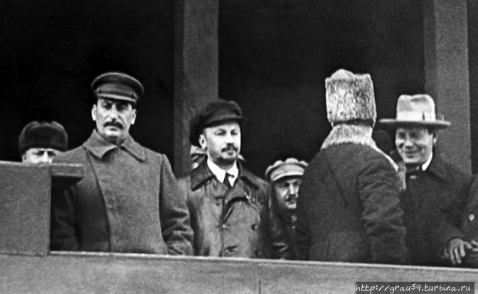 Иосиф Сталин, Николай Бухарин на трибуне Мавзолея, 1929 год . Фото: ТАСС. (Из Интернета) Москва, Россия