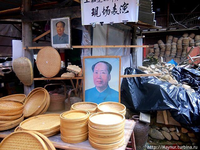 А в этом дворе идет торговля изделиями народного промысла.