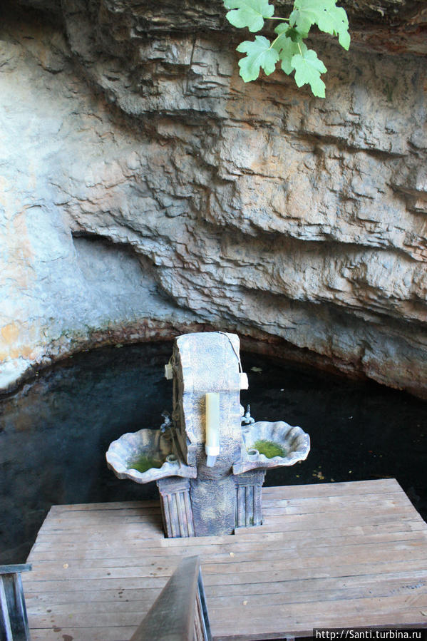 Вода в источнике жутко соленая и неприятная, но люди говорят, что привыкают и получают удовольствие от питья. Мармарис, Турция