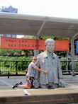 На Ивовом мосту через ручей Чхонгечхон — такая необычная скульптура Чон Тхэ-иля — 22-летнего профсоюзного активиста, который в ноябре 1970 года совершил самосожжение на рынке Тондемун в знак протеста против нарушений закона о труде.
