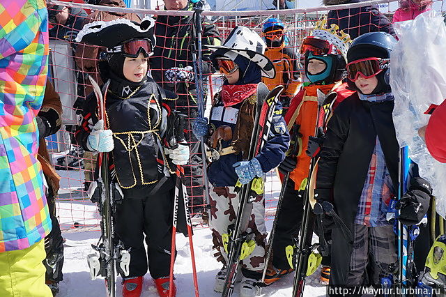Эти ребятишки в костюмах ждут окончания соревнований , чтобы красивой змейкой совершить завершающий спуск. Южно-Сахалинск, Россия