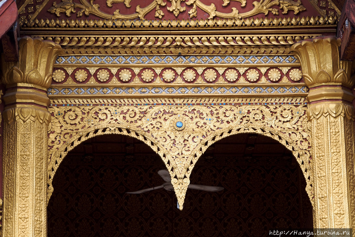 Храмовый комплекс Ват Сене Сук Харам. Здание Wat phra chao pet soc. Ламбрекен над главным входом. Фото из интернета