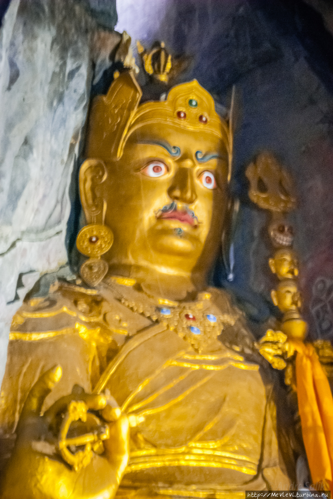 Химачал Прадеш,Ривалсар. пещера Падмасамбхавы Штат Химачал-Прадеш, Индия