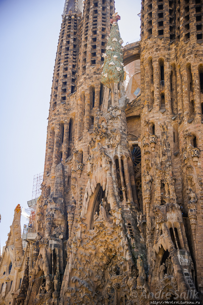 Гауди — надругательство над здравым смыслом Барселона, Испания