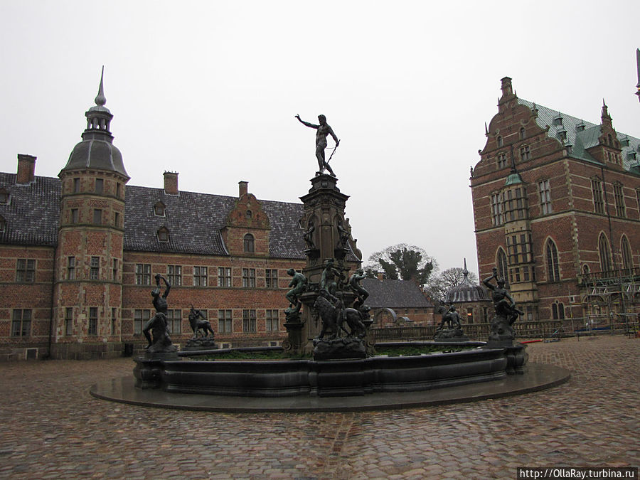 За фонтаном левее находятся Комнаты Кастеляна.