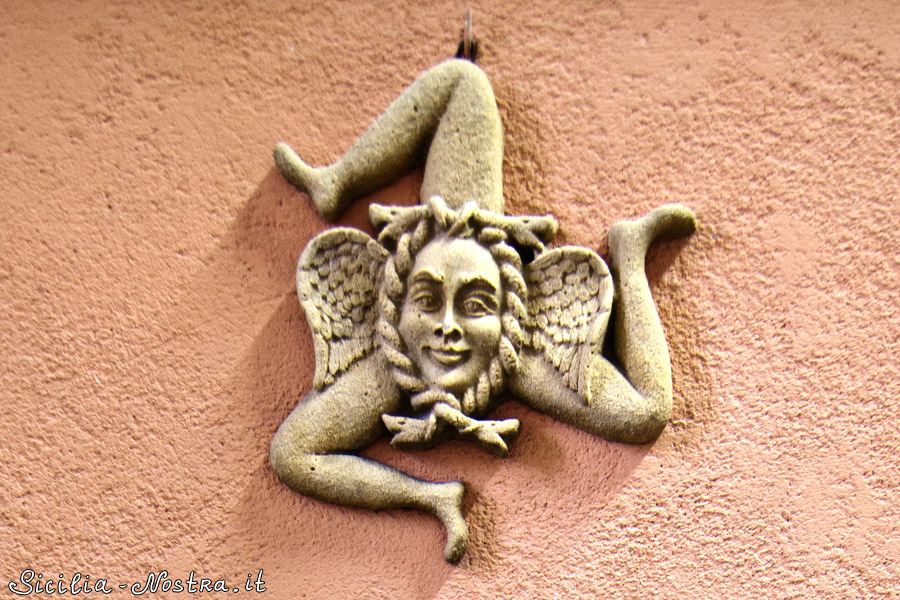 На печи красуется Трискелион — символ Сицилии, наследие древних греков