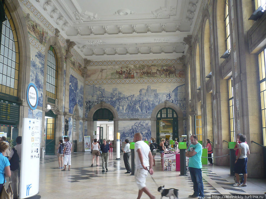 Интерьеры железнодорожного вокзала Порту, Португалия