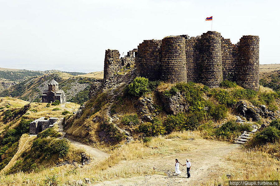 На южном склоне горы Арагац, обращенном в Араратскую долину, стоит красавец-замок Амберд, бывший в 10-13 веках родовым владением князей Пахлавуни.

Феодальные замки, подобные Амберду, во множестве воздвигались на территории Армении для защиты от римлян и парфенян, затем от византийцев, персов, татаро-монголов и турок.