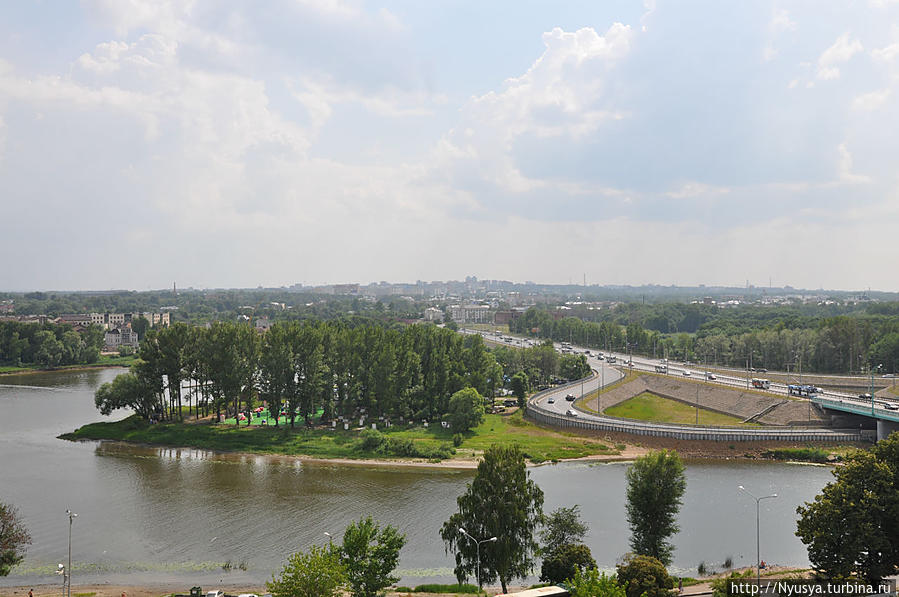 В закоторосльной части города главная магистраль — Московский проспект. У моста через Которосль начинается. Ярославль, Россия