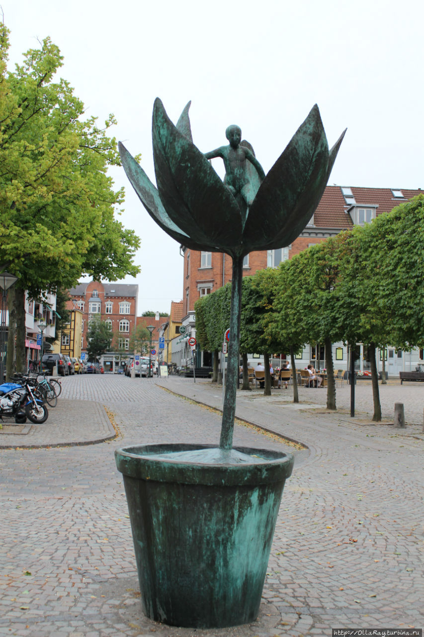 Дюймовочка в цветке Оденсе, Дания