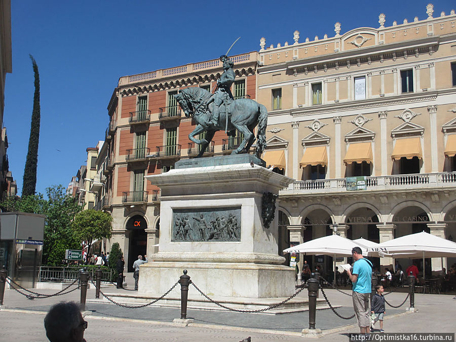 На площади Генерала Прима (Plaça del Prim) у монумента Приму Реус, Испания
