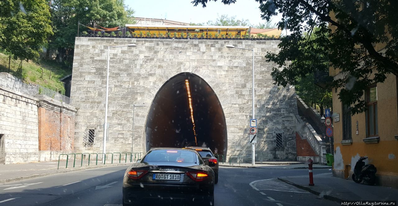 А это мы уже на колёсах пристроились в очередь в туннель за немецкими туристами на мазератти. Будапешт, Венгрия