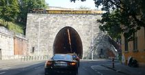 А это мы уже на колёсах пристроились в очередь в туннель за немецкими туристами на мазератти.