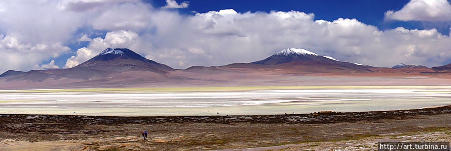 дорога проходит от одной лагуны к другой Уюни, Боливия