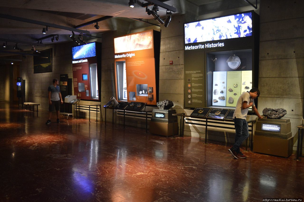В зале Edge of Space Exhibits представлена информация о метеоритах, упавших на землю. Лос-Анжелес, CША