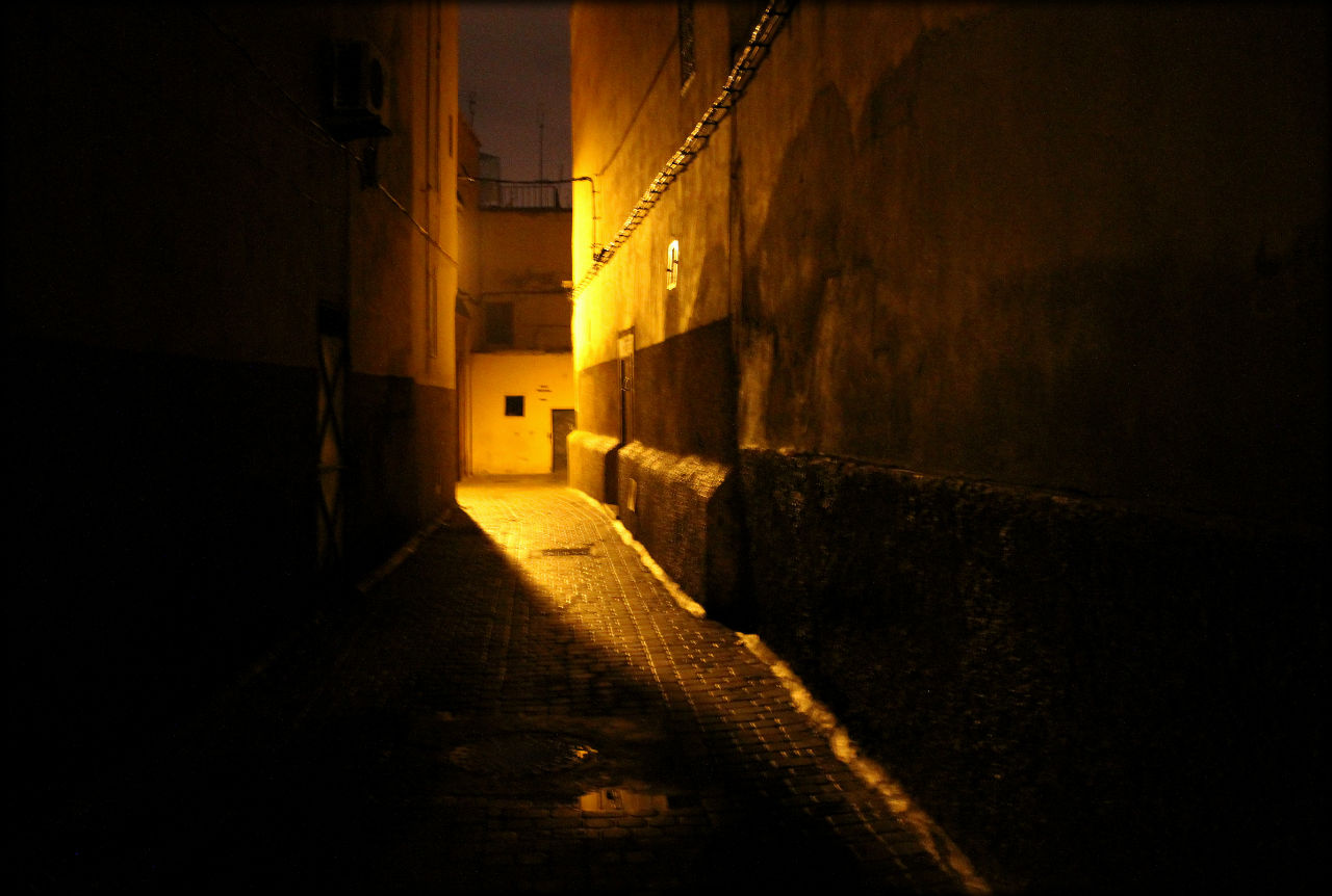 Марракеш песни дождь по крышам. Напольный светильник уличный Марракеш. Вечером в Маракеш находят тучи.