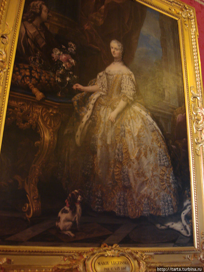 Во дворце среди росписей стен множество портретов исторических персонажей той эпохи. Один из них — портрет королевы Франции Марии Лещинской. Версаль, Франция