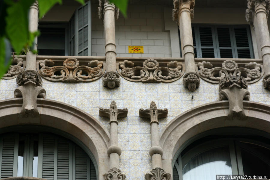 Каса Тома. Carrer de Mallorca, архитектор Луис Доменек-и-Монтанер, 1912 г Барселона, Испания