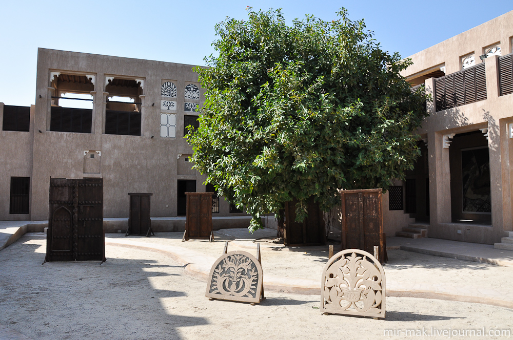 Во внутреннем дворе представлена экспозиция дверей и элементов декора. Дубай, ОАЭ