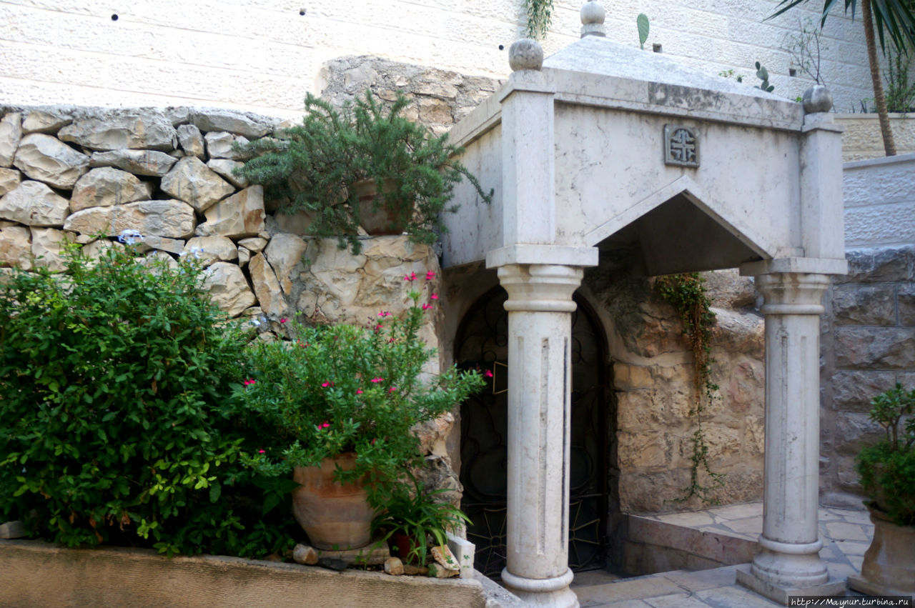 На территории монастыря  находится пещерная часовня во имя Страстей господних. Здесь Иисус совершил свою  последнюю молитву. Иерусалим, Израиль