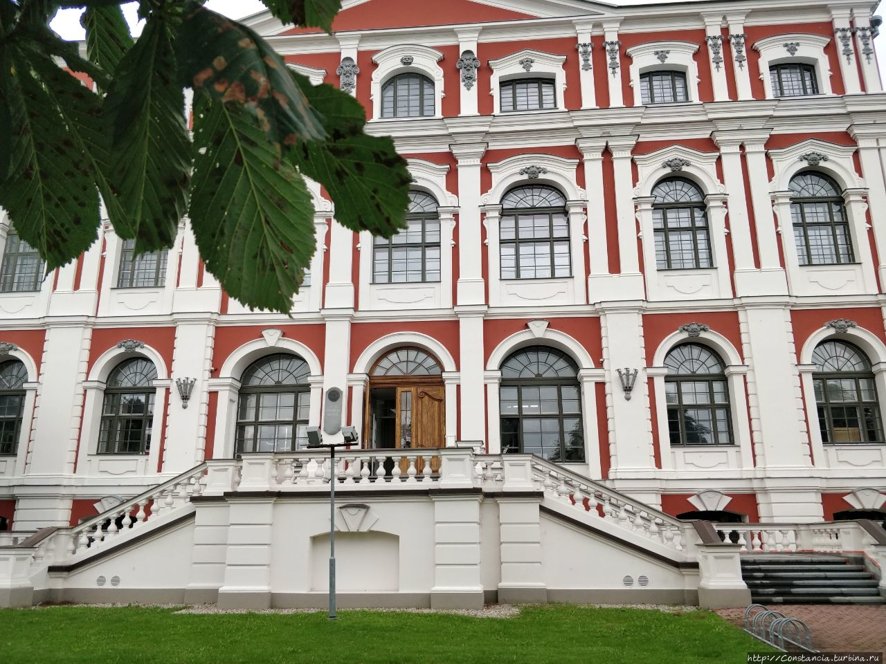 Центральный вход в академию Рундале, Латвия