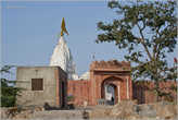 Храм, расположенный на самом обрыве, вокруг которого множество обезьян...
*
