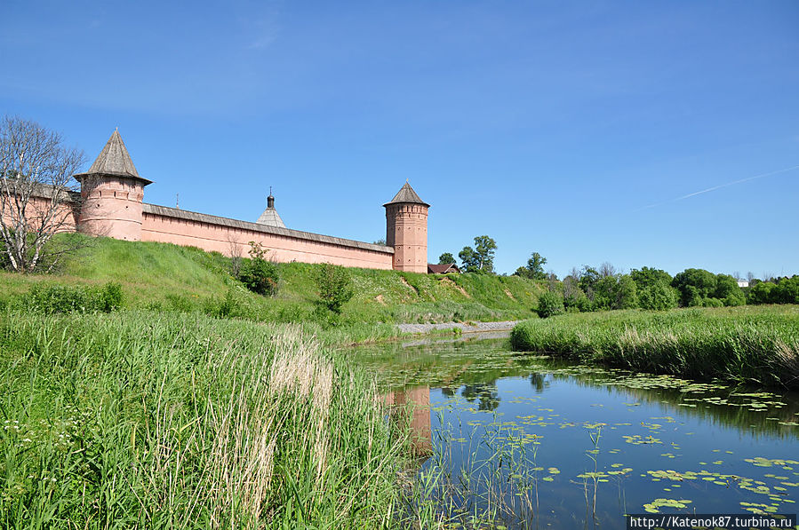 Могучие стены Спасо-Евфимиева монастыря Суздаль, Россия