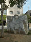 памятник на центральной площади — один из основателей города