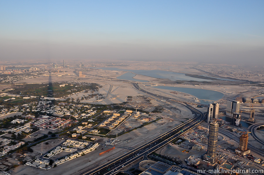 Слева видна тень от Бурдж Халифы, проходящая через весь Дубай. Дубай, ОАЭ