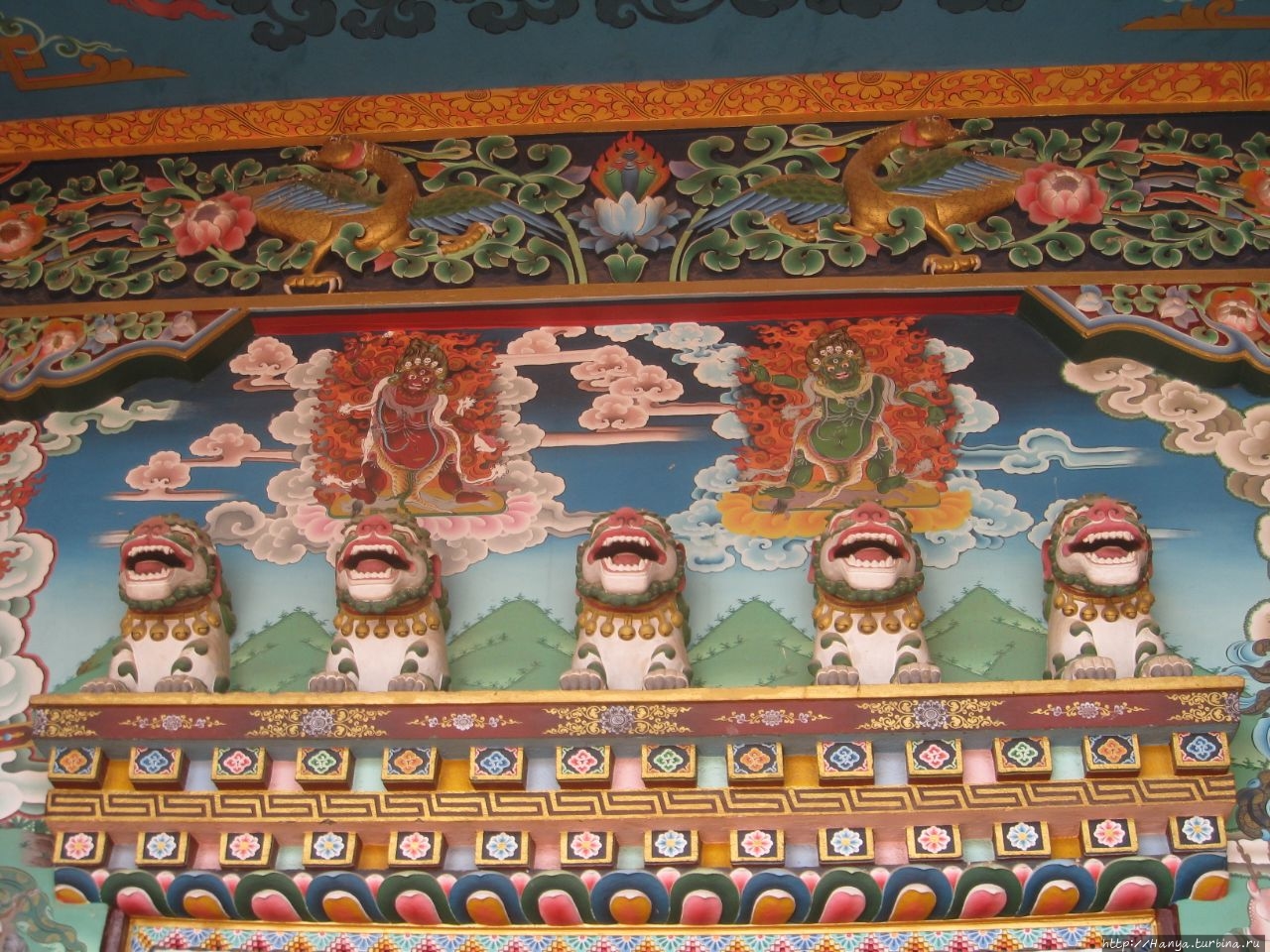 глаза на тибетских храмах