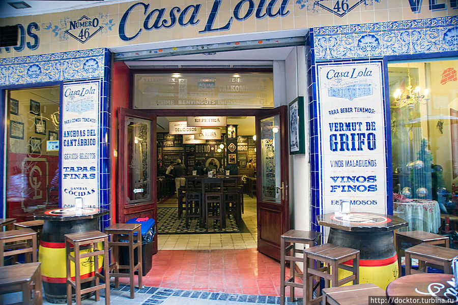 Один из многочисленных тапас-баров Малага, Испания