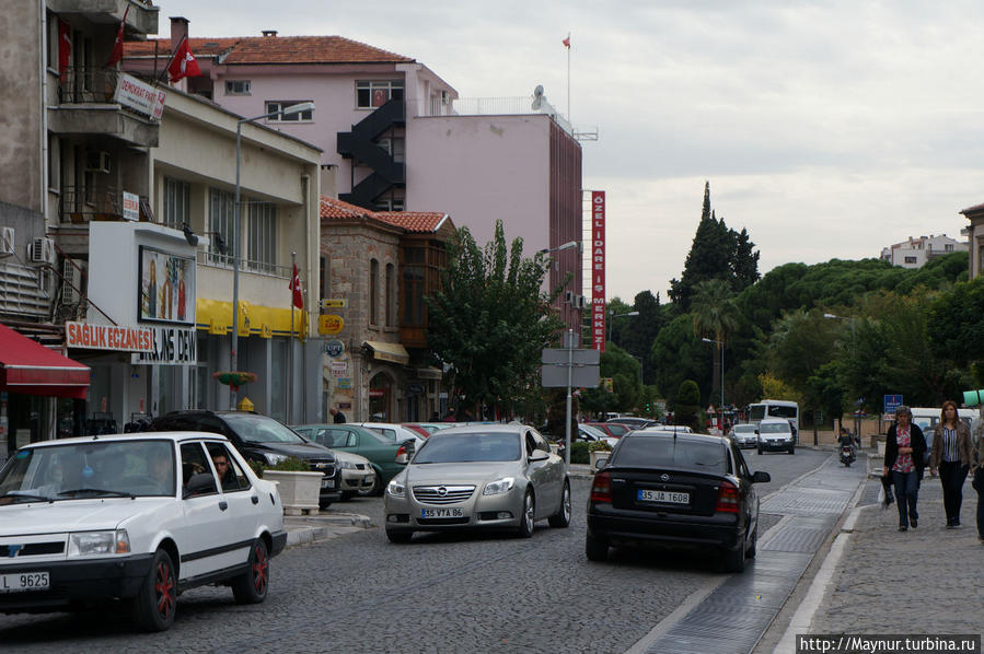 Улица   современной   Бергамы.   Город   знаменит    производством    хлопка,  ковров   и   изделий   из   золота. Измир, Турция