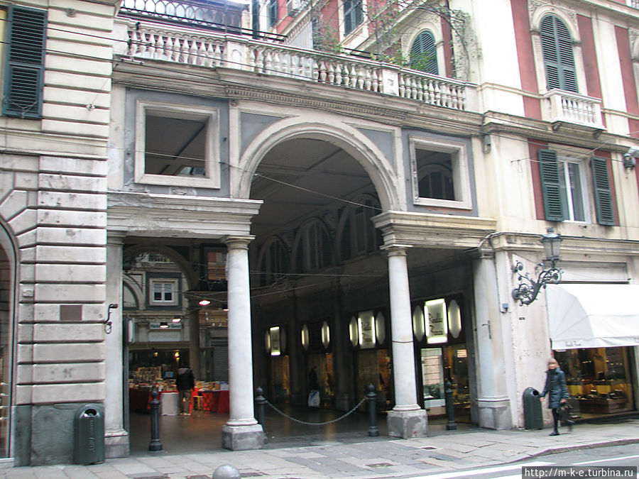 Вход в галерею Мадзини