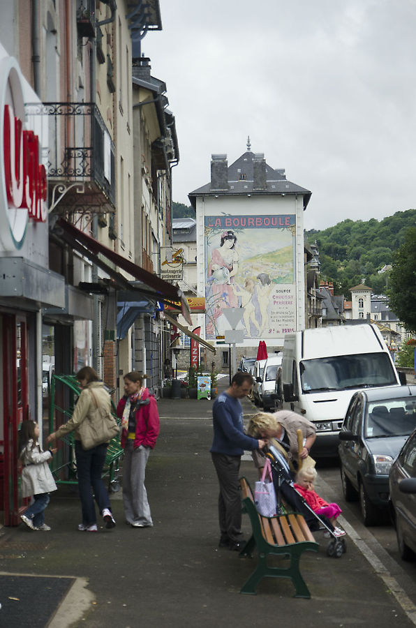 На заднем фоне (на стене здания) — классическая Ла Бурбульская тема, что-то из серии: Лечитесь нашими мышьячными водами. Ла-Бурбуль, Франция
