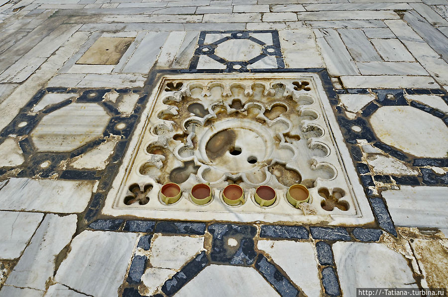 Здесь Вы можете увидеть интересную систему сбора дождевой воды для омовения.