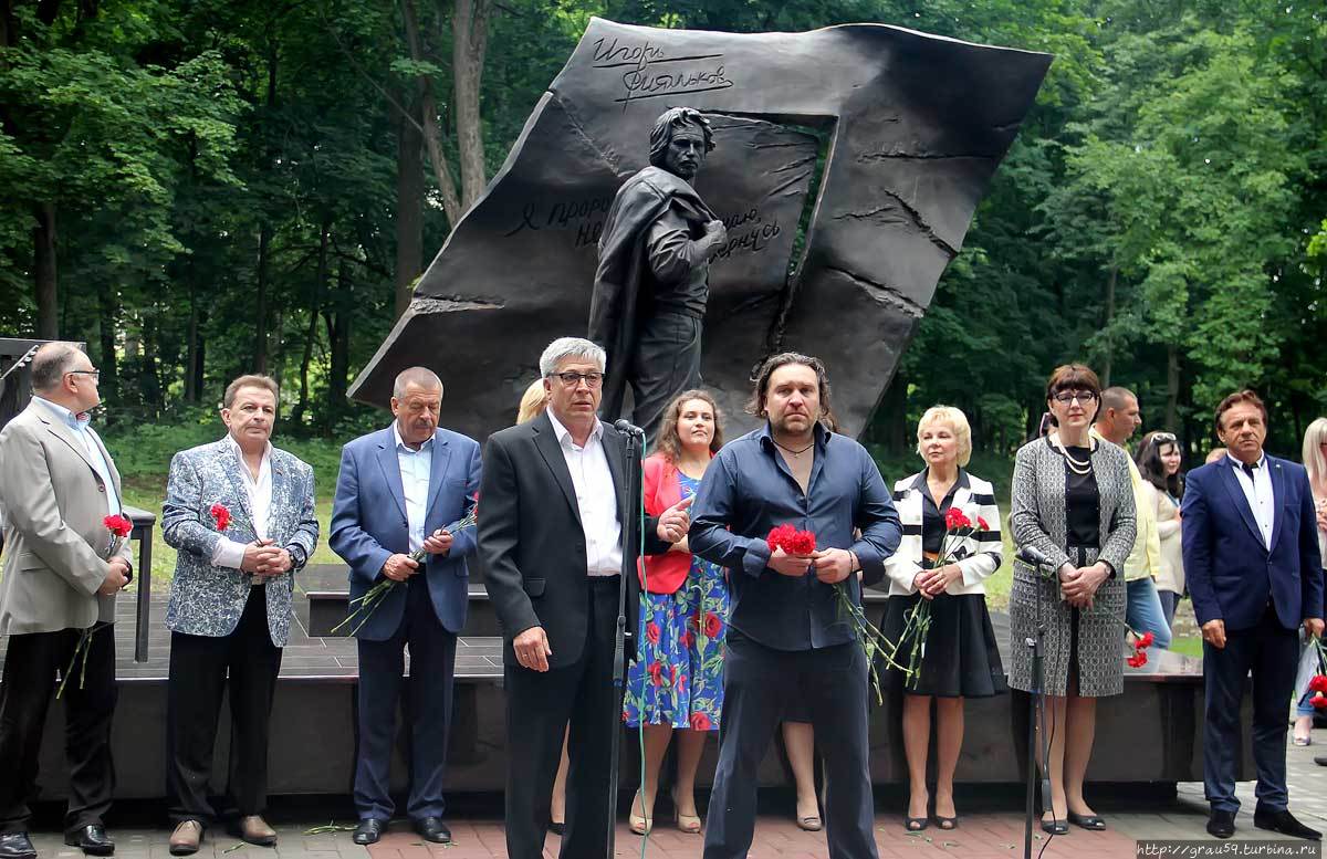 Казанский на переднем фоне с цветком в руках (Из Интернета). Щёкино, Россия