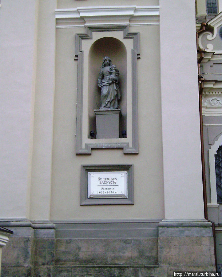 Статуя св.Терезы при входе в костёл с указанием даты постройки храма Вильнюс, Литва