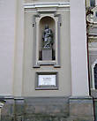 Статуя св.Терезы при входе в костёл с указанием даты постройки храма