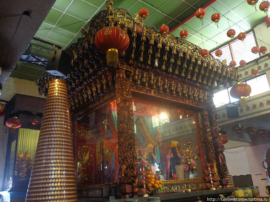 Медан. Китайский храм около жд вокзала Медан, Индонезия