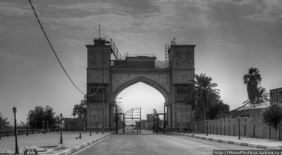 Ворота к дворцам Саддама (обработка) Басра, Ирак