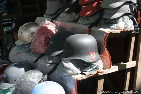 Распродажа касок-шлемов. Фото из интернета Мандалай, Мьянма