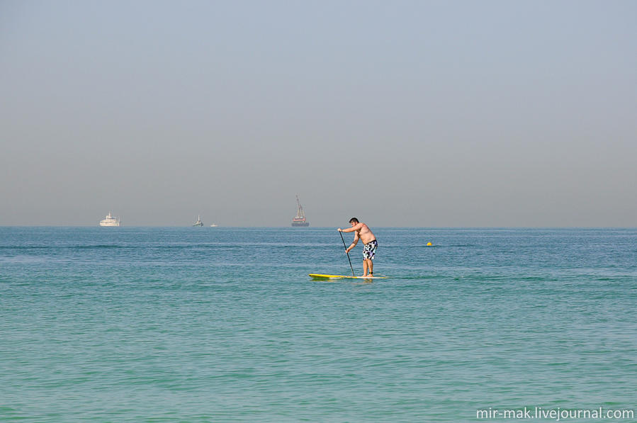Правда немного позже на горизонте все-таки появился один серфингист. Хотя в другие дни волны были достаточно большие. Дубай, ОАЭ