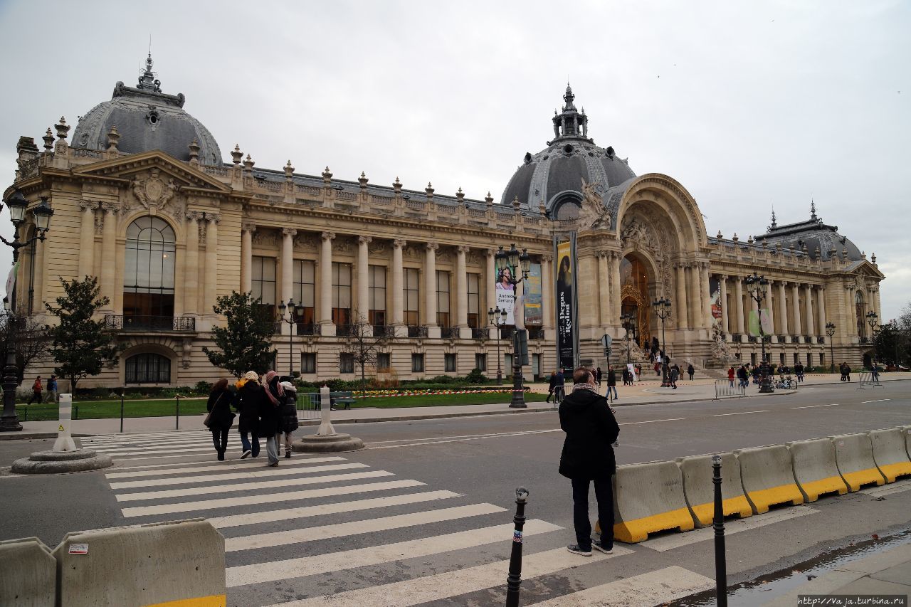 Малый дворец, бывший выставочный павильон проходящий в Париже 1900 году всемирной выставки. Находится в восьмом округе Парижа Париж, Франция